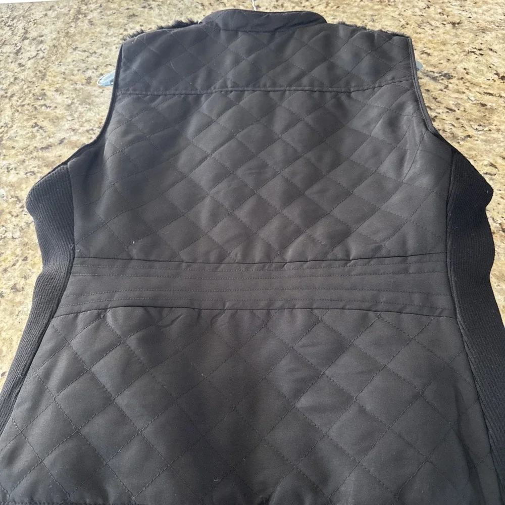 Vintage America Blues Black Faux Fur Vest  Zip Front Quilted Back Sz Medium 5523